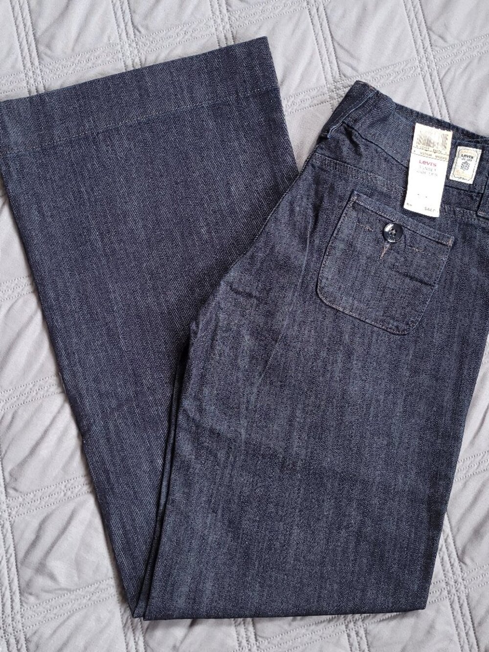 New Levi's SUNSET Wide Leg low rise jeans in darker wash.